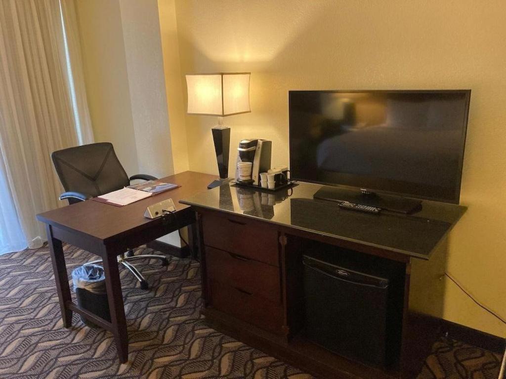 Radisson Hotel Austin - University Экстерьер фото