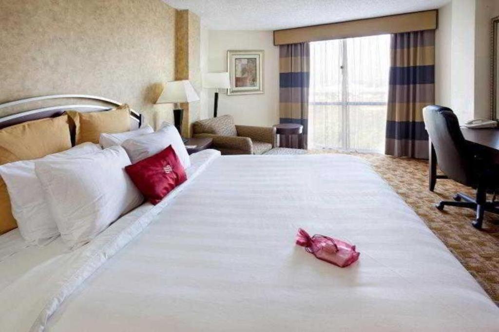 Radisson Hotel Austin - University Экстерьер фото