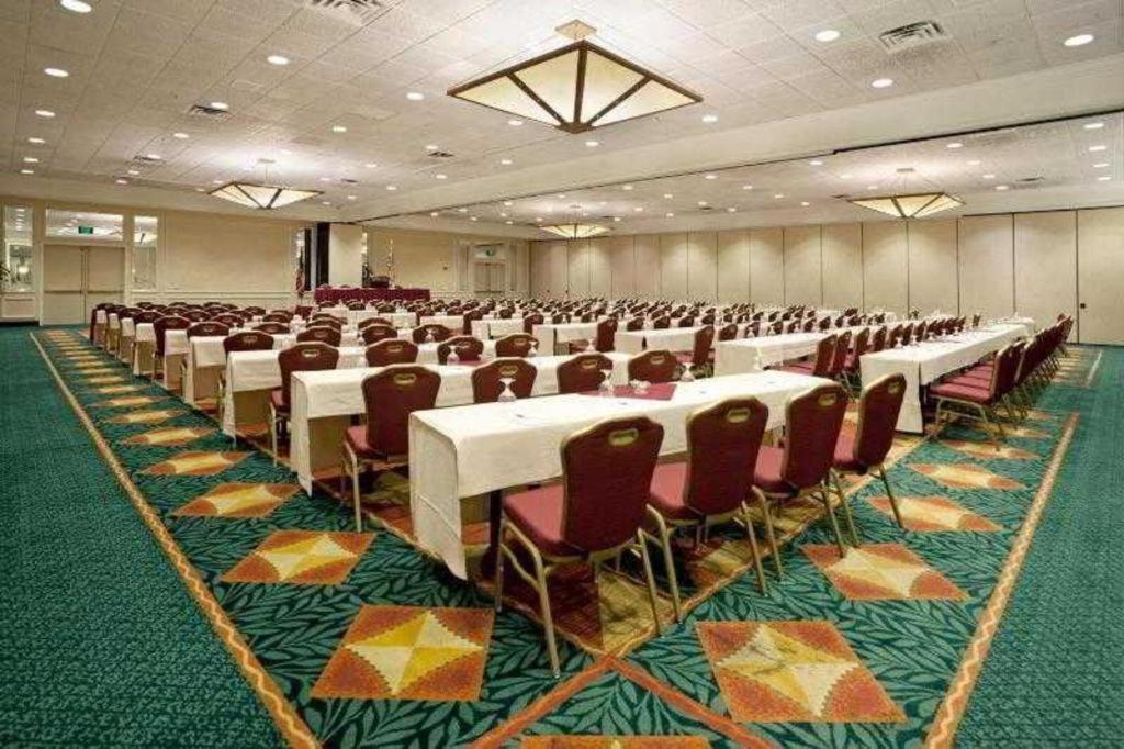 Radisson Hotel Austin - University Экстерьер фото